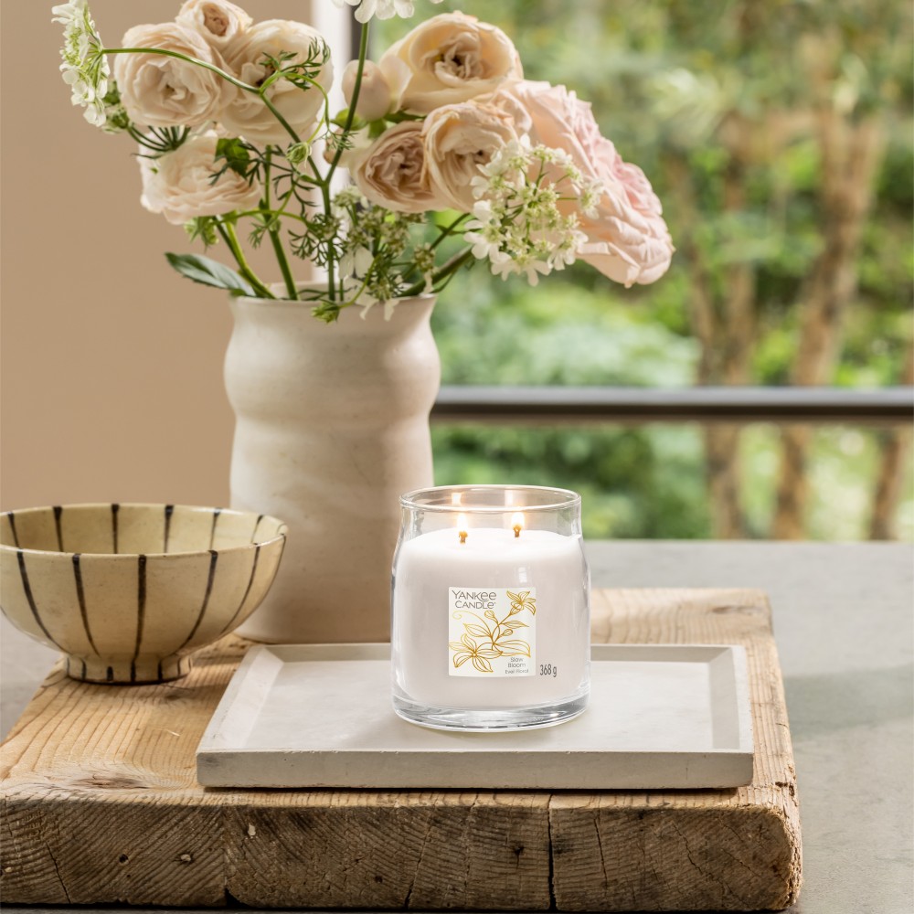 Slow Bloom - Signature Jar M von Yankee Candle