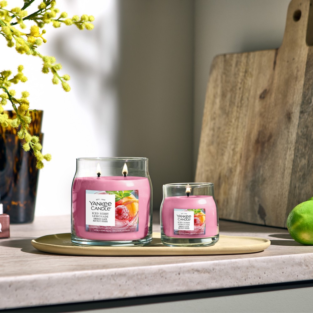 Iced Berry Lemonade - Signature Jar S von Yankee Candle
