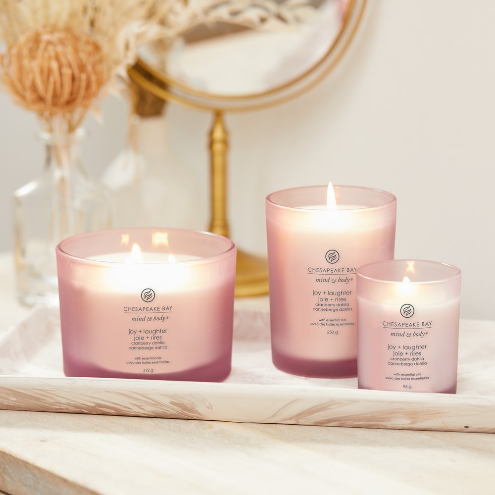 Joy & Laughter (Cranberry Dahlia) - Tumbler Medium von Chesapeake Bay