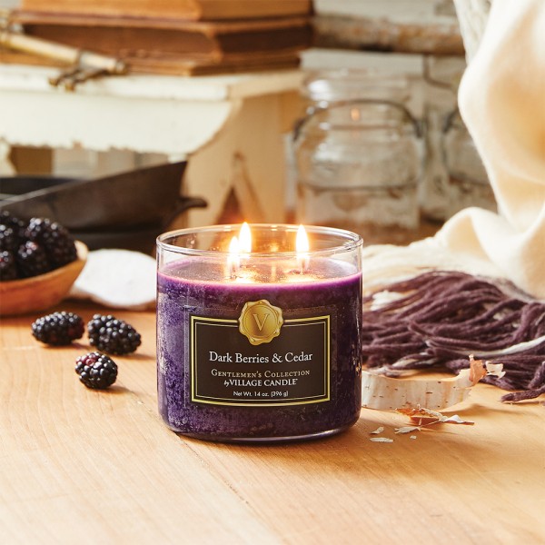 Gentleman`s - Dark Berries & Cedar von Village Candle