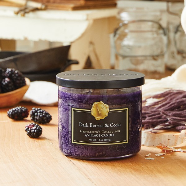 Gentleman`s - Dark Berries & Cedar von Village Candle